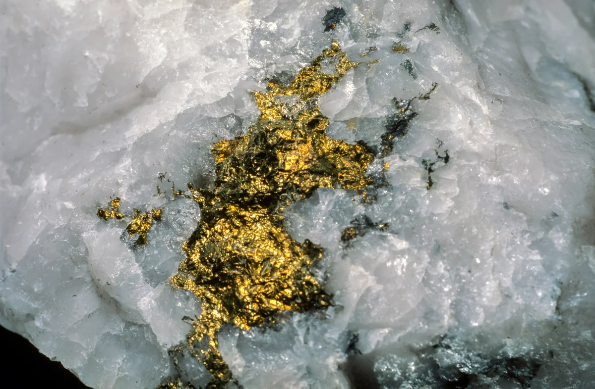 Unveiling the Electrical Genesis of Giant Gold Nugget: Earthquake's Shocking Secret